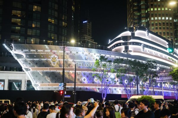 长江配资 “路易号”驶进上海 ：浅水港泊不下这样的大船丨上观时评
